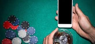 Filipino player placing a sports bet on mobile phone using 666win